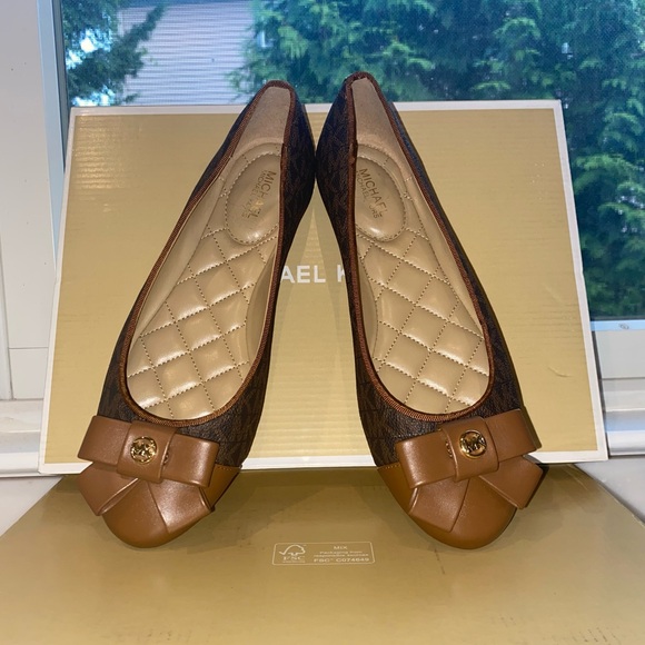 Michael Kors Signature Print Gale Flats, Size 6, Color: Brown - Picture 3 of 10